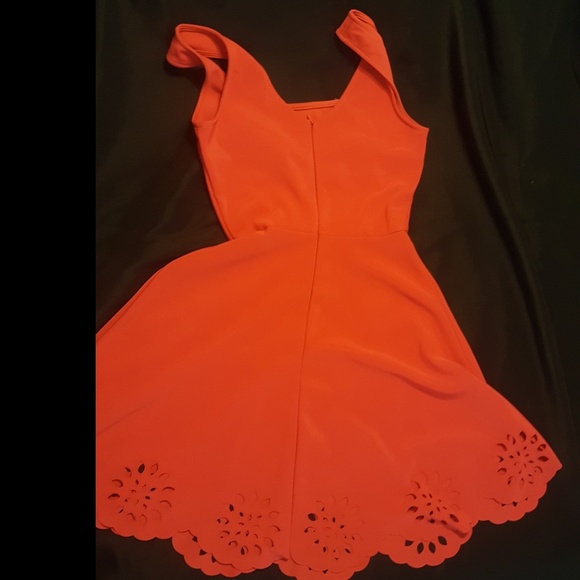 Red Sundres - Picture 3 of 4